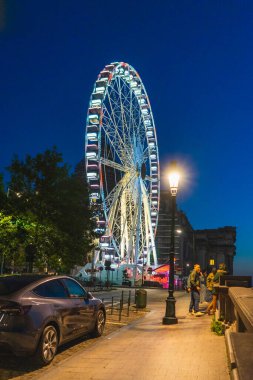 Brüksel, BELGIUM - 8 Ekim 2021: Brüksel 'de gece hayatı 