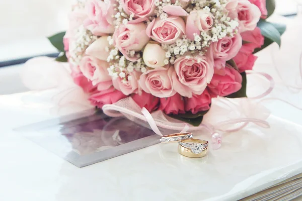 Diamante & anel de casamento de ouro em um álbum de fotos — Fotografia de Stock
