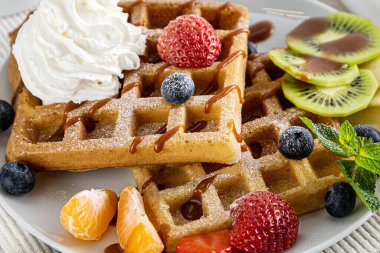 Karışık meyve ve karamel soslu waffle.