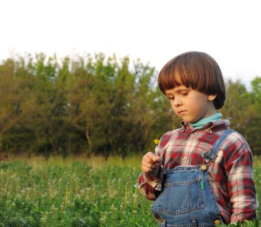 sarı çiçek çocuk