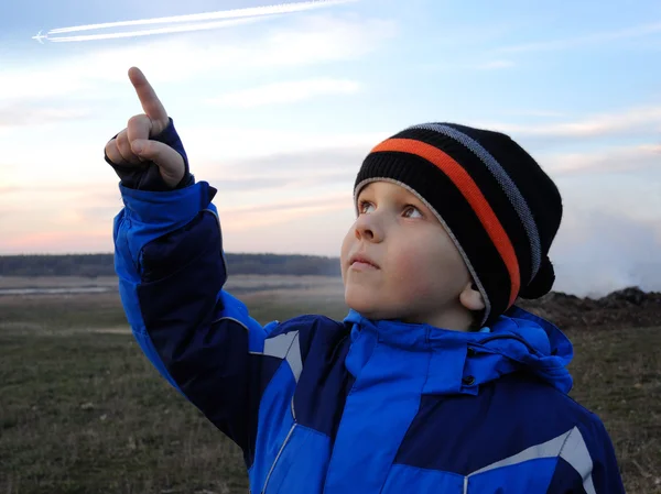 Jongen kijkt naar de hemel. — Stockfoto