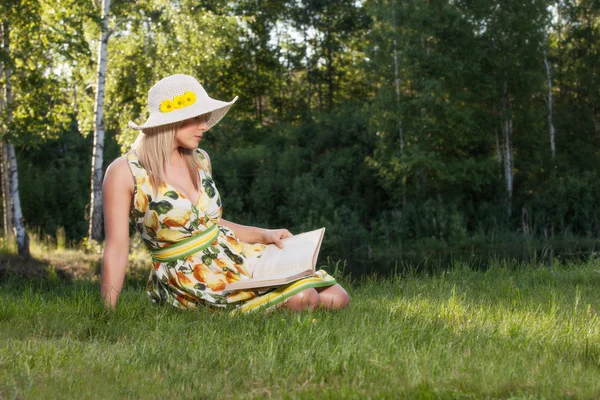 Femme lisant un livre dans le parc — Photo