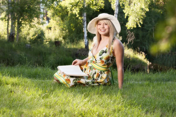 Femme lisant un livre dans le parc — Photo