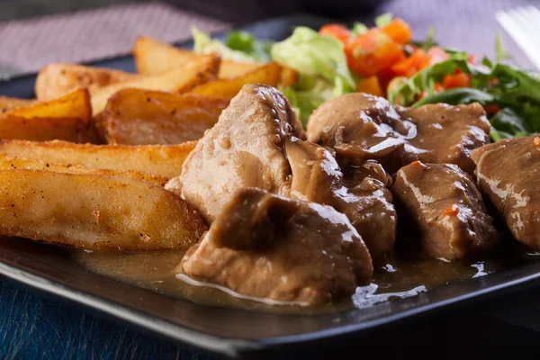 Gulasch mit zubereiteten Kartoffeln. dunkler Ton — Stockfoto