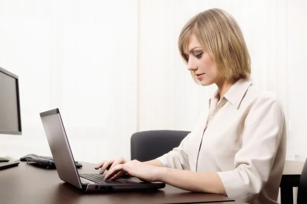 컴퓨터와 함께 일 하는 여자 — 스톡 사진