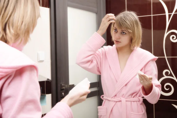 Removing the makeup — Stock Photo, Image