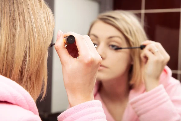 Mulher Aplicando Mascara — Fotografia de Stock