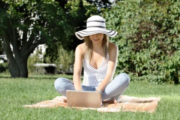 Park içinde laptop ile kadın — Stok fotoğraf