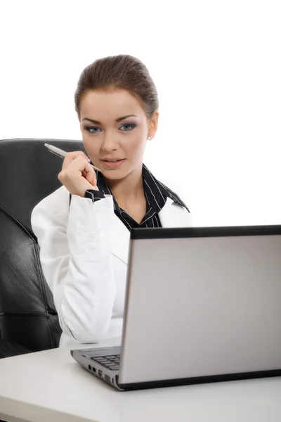 Businesswoman workimg in the office — Stockfoto