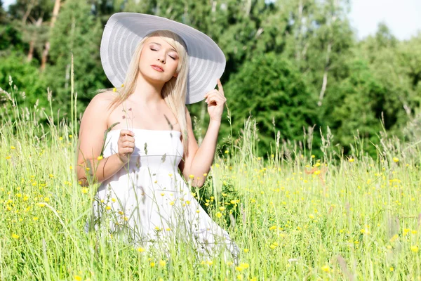 Femme dans la prairie — Photo