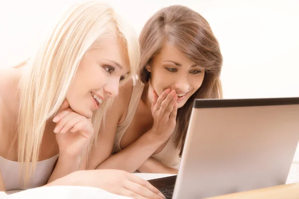 Two beautiful female friends browsing internet — Stock Photo, Image