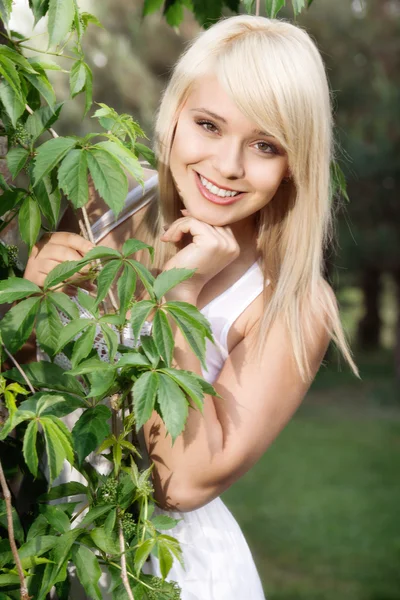 Jeunes belles femmes dans les plantes — Photo