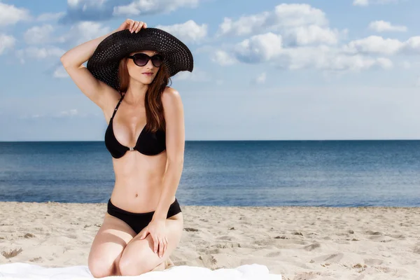 Jonge vrouw ontspannen op het strand — Stockfoto