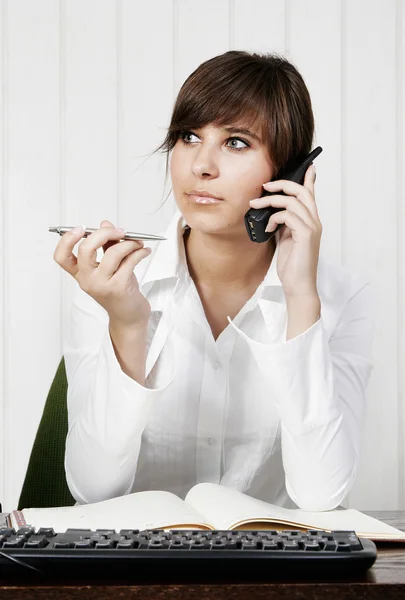 Jeune femme sur un téléphone — Photo