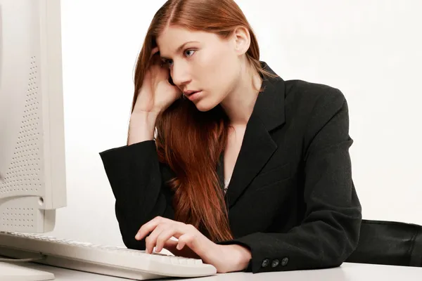 Geschäftsfrau arbeitet mit Computer — Stockfoto