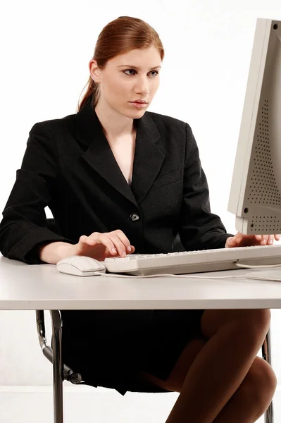 Jovem mulher trabalhando com o computador — Fotografia de Stock