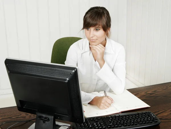 Jonge vrouw die werkt met de computer — Stockfoto