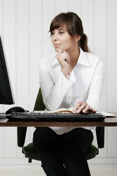 Jovem mulher trabalhando com o computador — Fotografia de Stock