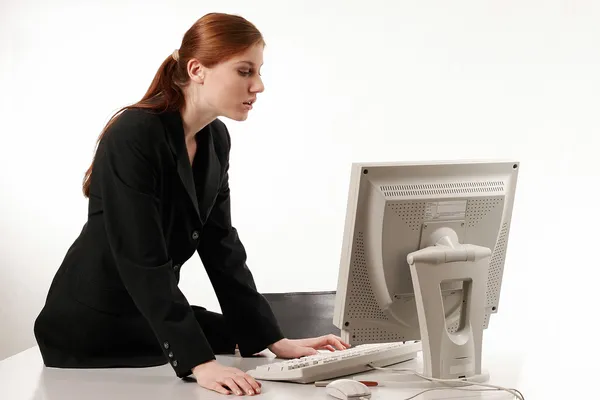 Молодая женщина работает с компьютером — стоковое фото