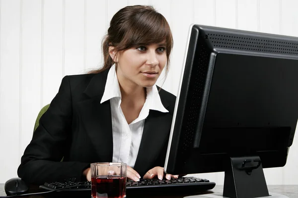 Jovem mulher trabalhando com o computador — Fotografia de Stock