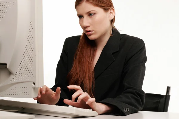 Femme d'affaires travaillant avec l'ordinateur — Photo