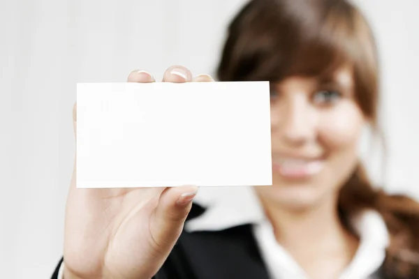 Mujer sonriente sosteniendo una tarjeta vacía — Foto de Stock