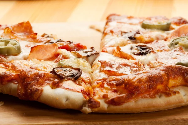 Pizza mit Käse, Schinken und Pilzen — Stockfoto
