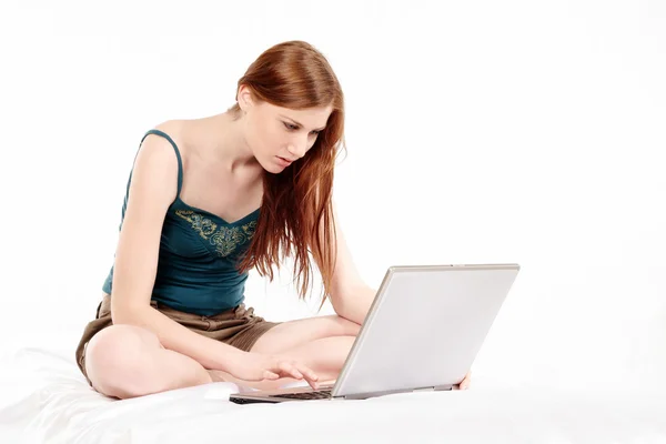 Jovem mulher com laptop — Fotografia de Stock