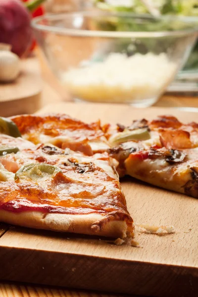 Pizza med ost, skinka och svamp — Stockfoto