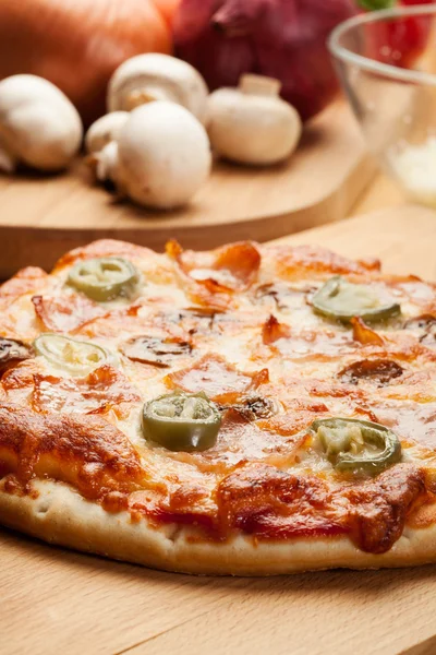 Pizza dengan keju, ham dan jamur — Stok Foto