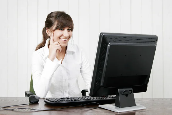 Young woman working with computer — Stock Photo, Image