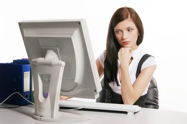 Jovem mulher trabalhando com computador — Fotografia de Stock