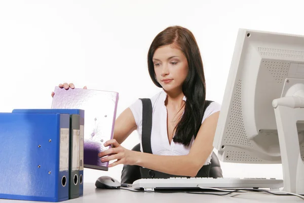 Jeune femme travaillant avec ordinateur — Photo