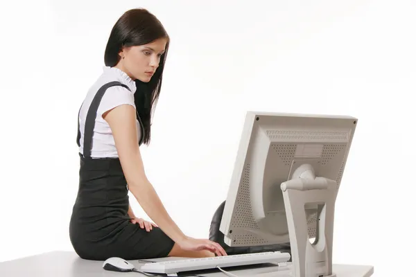 从事计算机工作的年轻妇女 — 图库照片