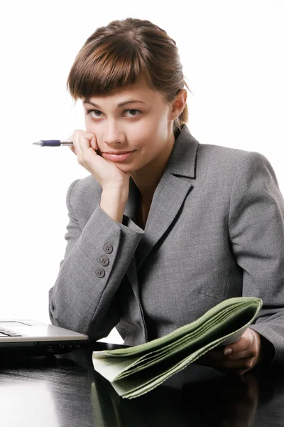 Businesswoman reading a newspaper — Stock Photo, Image