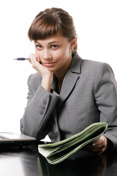 Geschäftsfrau liest Zeitung — Stockfoto