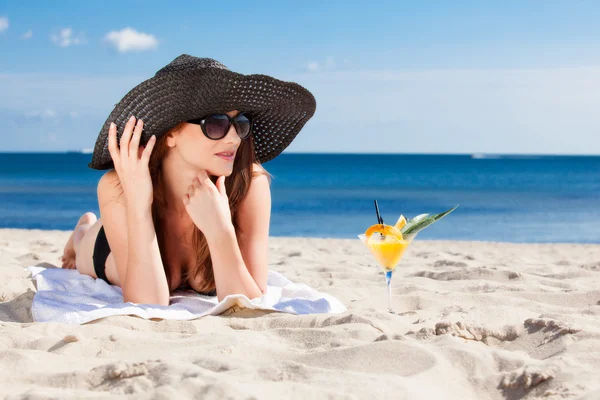 Bella ragazza sdraiata sulla spiaggia — Foto Stock