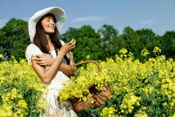 Jeune femme dans le champ de viol jaune — Photo