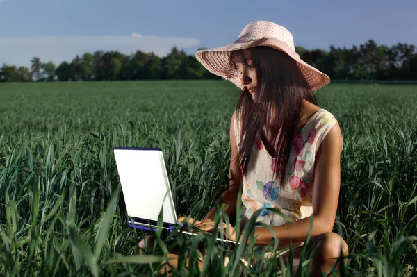 Jeune femme travaillant avec un ordinateur portable en plein air — Photo