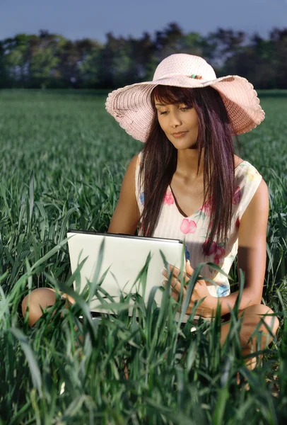 Jeune femme travaillant avec un ordinateur portable en plein air — Photo