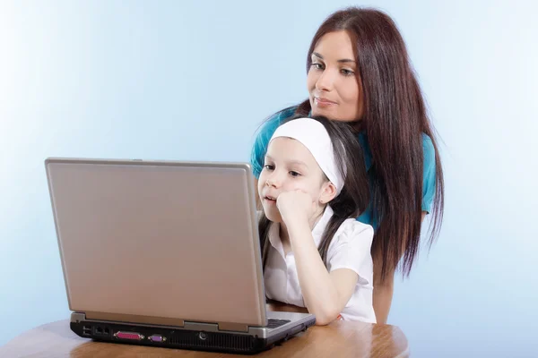 Série de vida familiar - trabalhando em laptop — Fotografia de Stock