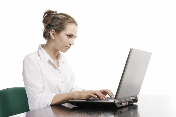 Mujer trabajando con computadora — Foto de Stock