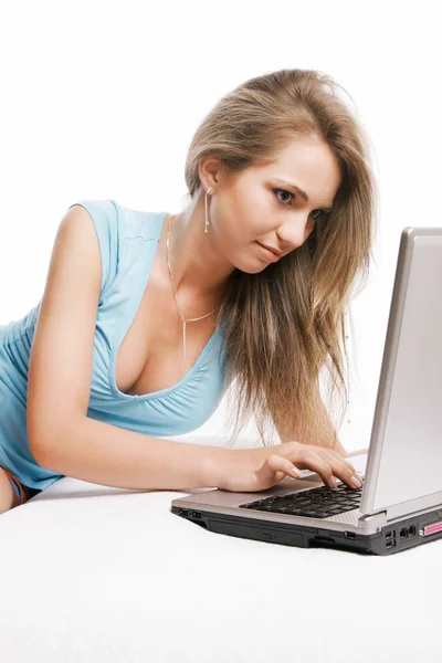 Mädchen arbeitet mit Laptop — Stockfoto