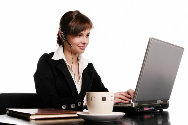 Hermosa mujer trabajando con el ordenador portátil —  Fotos de Stock