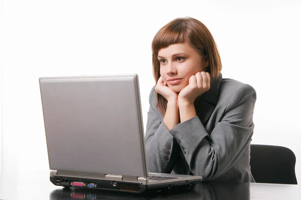 Bilgisayar ile çalışan kadın — Stok fotoğraf