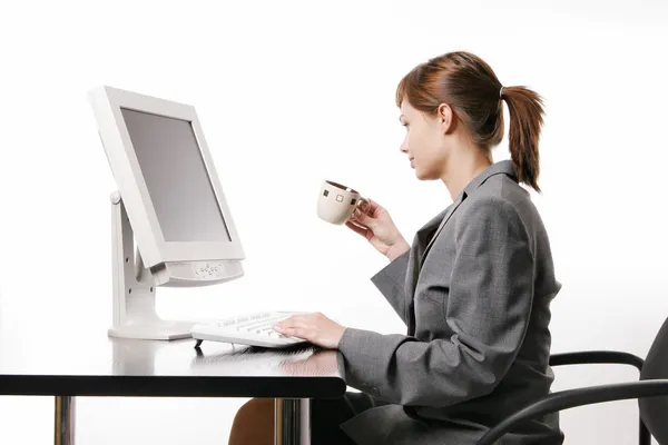Frau arbeitet mit Computer — Stockfoto