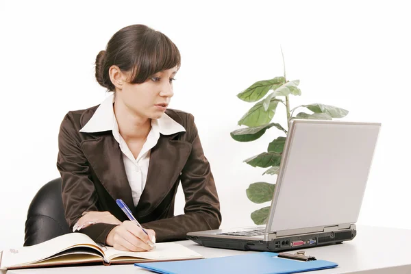 Junge Frau nutzt Computer — Stockfoto