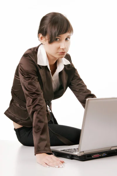 Молодая женщина за компьютером — стоковое фото