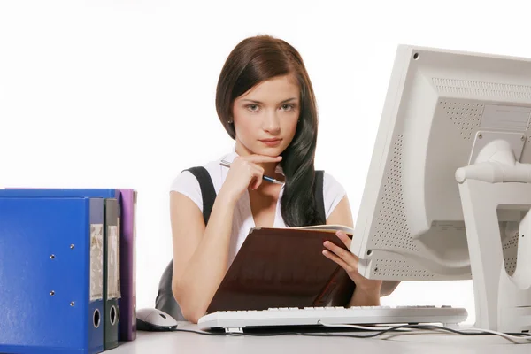 Bilgisayarla çalışan genç bir kadın — Stok fotoğraf