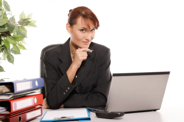 Giovane donna che lavora con il computer — Foto Stock